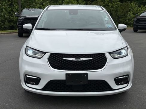 Used 2023 Chrysler Pacifica Touring-L FWD image 15