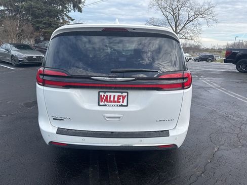 Used 2022 Chrysler Pacifica Limited image 9