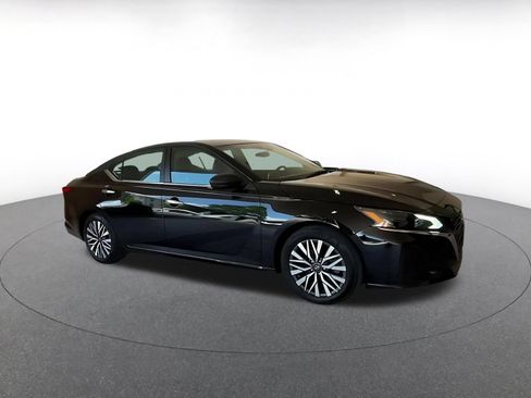Used 2025 Nissan Altima 2.5 SV FWD image 2