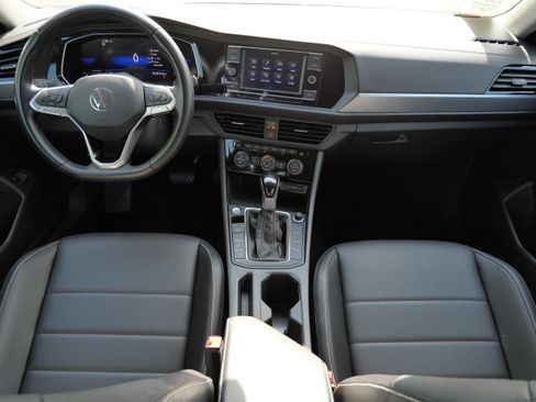 Certified 2024 Volkswagen Jetta SE image 10