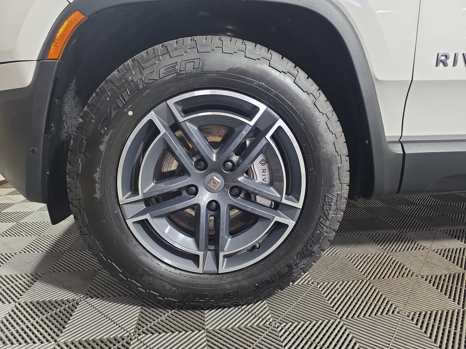 Used 2025 Rivian R1S Adventure Dual AWD/4WD image 9