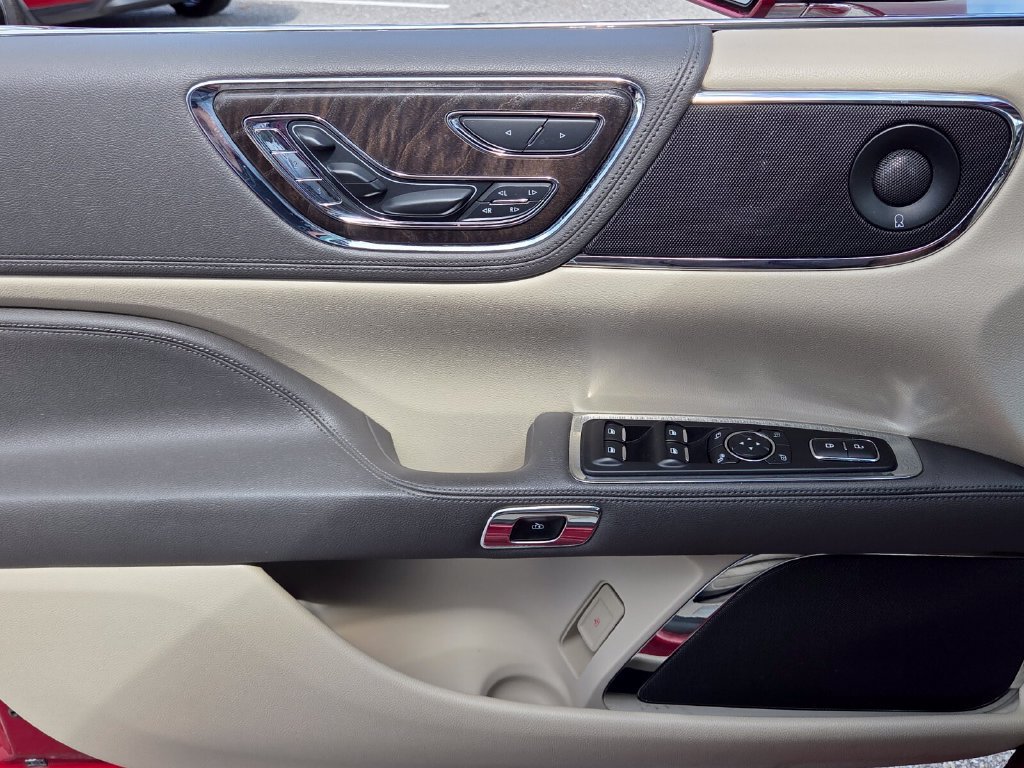 Used 2018 Lincoln Continental Reserve FWD image 28