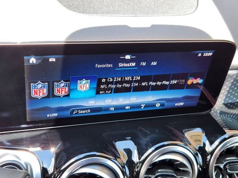 Used 2025 Mercedes-Benz GLB 250 4MATIC image 17