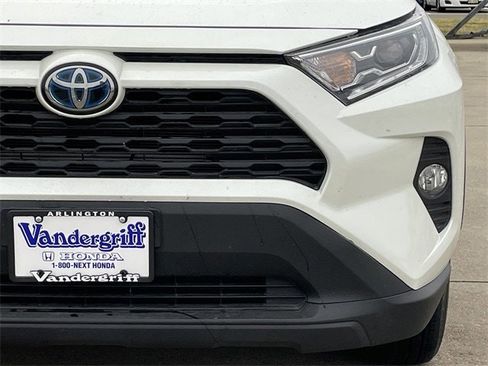 Used 2021 Toyota RAV4 XLE Premium image 8