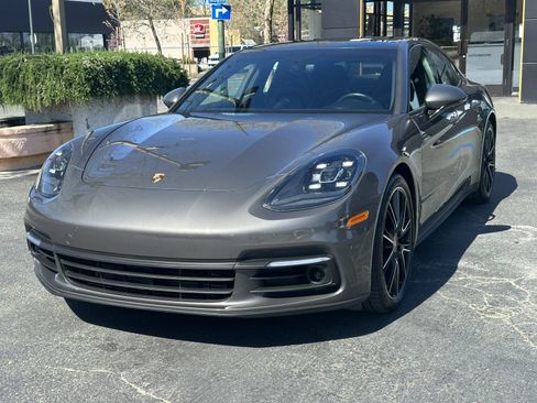 Used 2018 Porsche Panamera 4 image 4