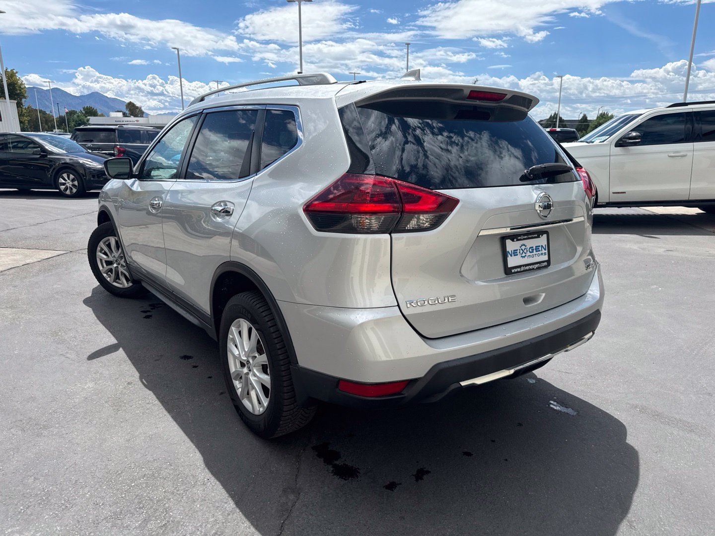 Used 2018 Nissan Rogue SV AWD/4WD image 6