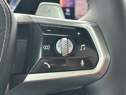 Used 2025 BMW 740i w/ Premium Package image 32