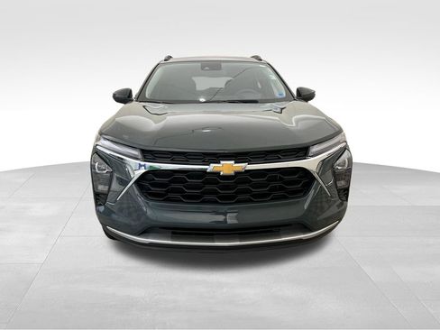 Used 2025 Chevrolet Trax LT FWD image 9