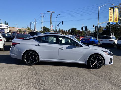Used 2023 Nissan Altima 2.5 SR image 2