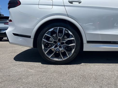 Used 2024 BMW X7 xDrive40i w/ M Sport Package AWD/4WD image 5