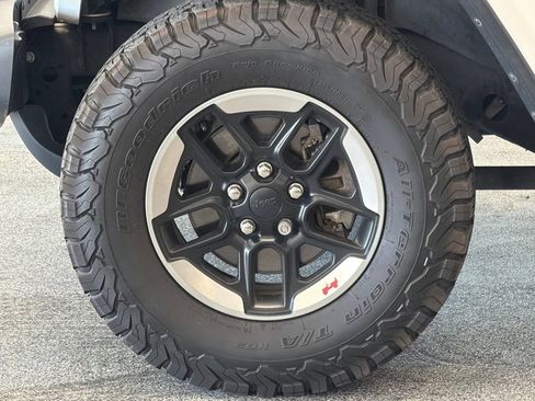 Used 2018 Jeep Wrangler Unlimited Rubicon w/ Safety Group AWD/4WD image 24