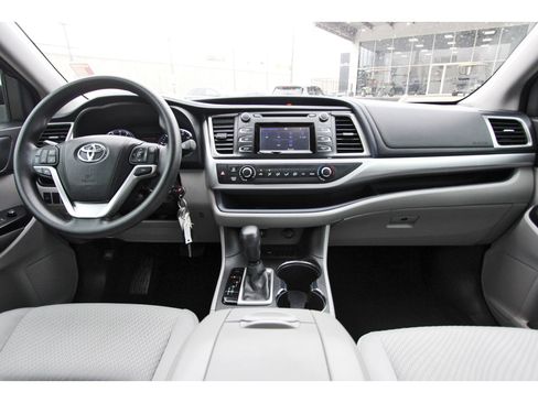 Used 2015 Toyota Highlander LE image 11