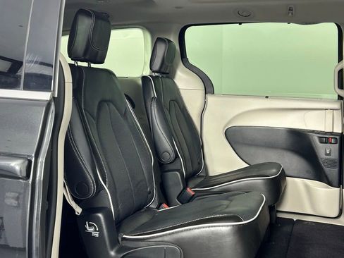 Used 2023 Chrysler Pacifica Limited image 13