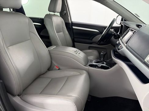 Used 2017 Toyota Highlander XLE w/ Carpet Mat Package AWD/4WD image 32