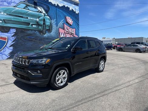 Used 2024 Jeep Compass Latitude AWD/4WD image 3
