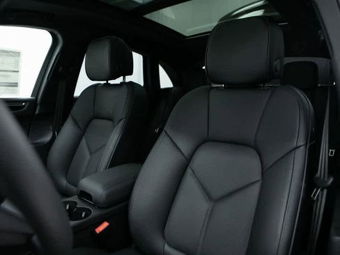 Certified 2025 Porsche Macan image 5