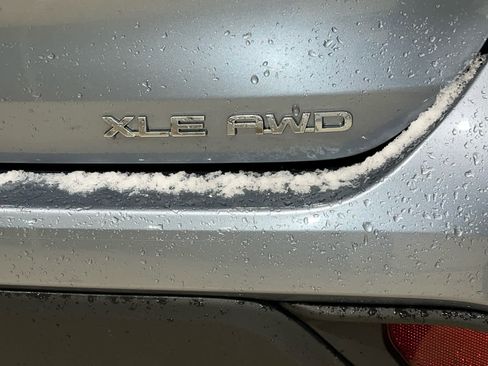 Used 2022 Toyota Highlander XLE image 11