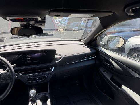 Used 2025 Buick Envista Preferred image 35