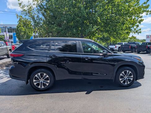 Used 2023 Toyota Highlander XLE AWD/4WD image 10