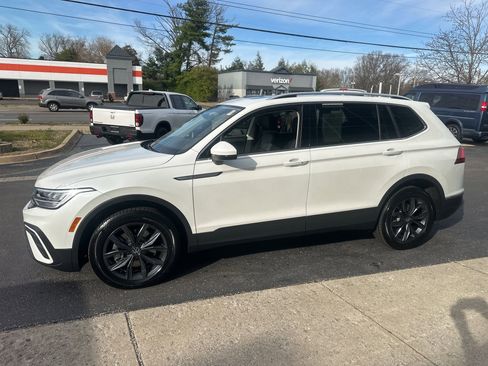 Used 2023 Volkswagen Tiguan SE w/ Panoramic Sunroof Package image 6