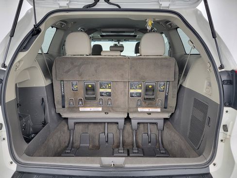 Used 2015 Toyota Sienna XLE Premium image 34
