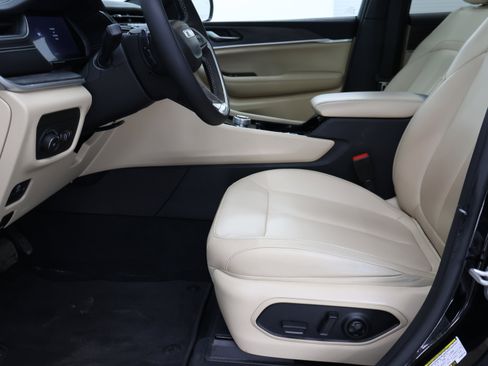 Used 2023 Jeep Grand Cherokee Limited image 8