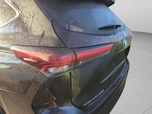 Used 2024 Toyota Highlander XLE image 16