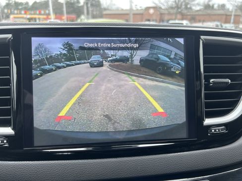 Used 2025 Chrysler Pacifica Select FWD image 27