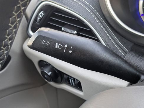 Certified 2024 Chrysler Pacifica Select image 28