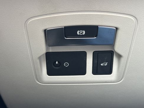 Used 2018 Land Rover Range Rover Velar R-Dynamic SE image 22