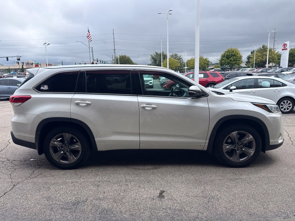 Used 2017 Toyota Highlander Limited Platinum AWD/4WD image 2