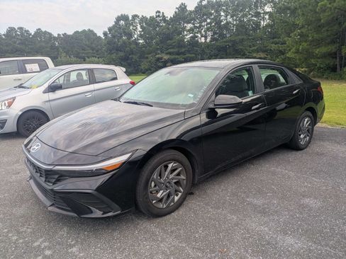 Used 2024 Hyundai Elantra SEL FWD image 2