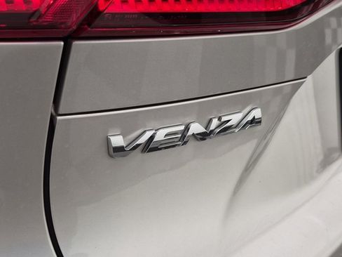 Used 2023 Toyota Venza LE image 7