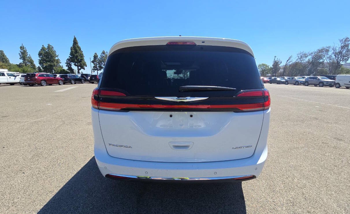 Used 2024 Chrysler Pacifica Limited FWD image 3