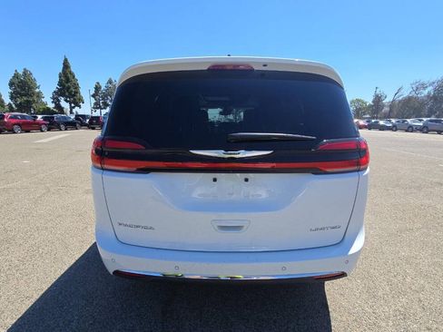 Used 2024 Chrysler Pacifica Limited FWD image 3
