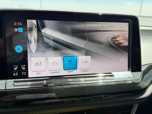 Used 2025 Volkswagen Atlas Cross Sport SE FWD image 23