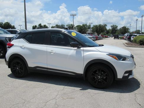 Used 2020 Nissan Kicks SR w/ SR Premium Package FWD image 2