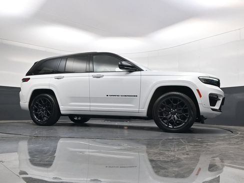Used 2023 Jeep Grand Cherokee Summit AWD/4WD image 44