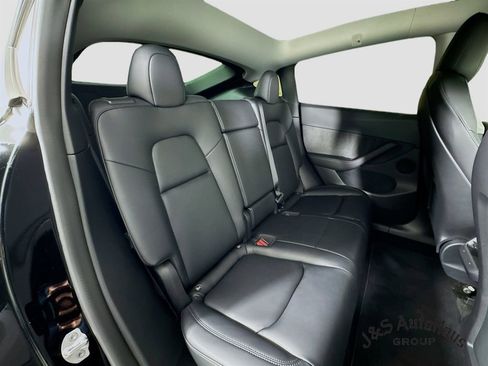 Used 2022 Tesla Model Y Long Range image 31