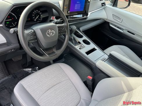 Certified 2026 Toyota Sienna LE FWD image 20