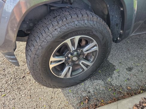 Used 2017 Toyota Tacoma TRD Sport w/ Tow Package image 30