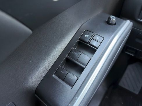 Used 2021 Toyota Highlander XLE AWD/4WD image 9