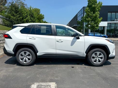 Used 2023 Toyota RAV4 LE AWD/4WD image 4
