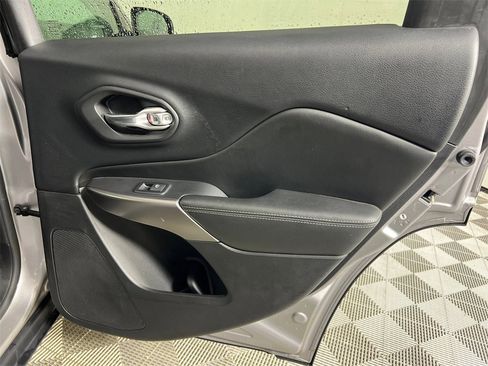 Used 2019 Jeep Cherokee Limited w/ Luxury Group image 17