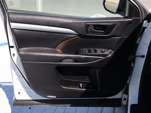 Used 2018 Toyota Highlander Plus AWD/4WD image 13