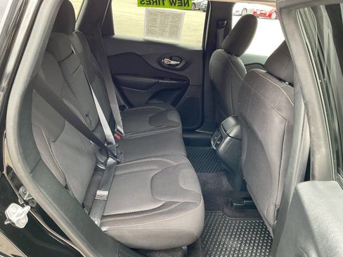 Used 2017 Jeep Cherokee Latitude w/ Cold Weather Group AWD/4WD image 33