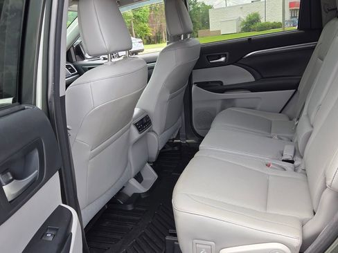 Used 2018 Toyota Highlander Limited Platinum FWD image 5