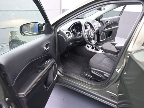 Used 2018 Jeep Compass Sport AWD/4WD image 38