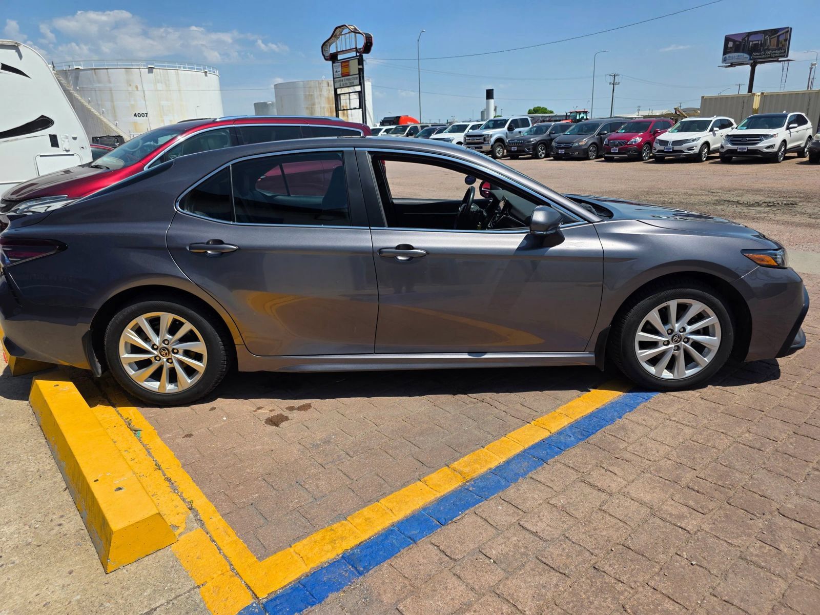 Used 2023 Toyota Camry SE FWD image 4