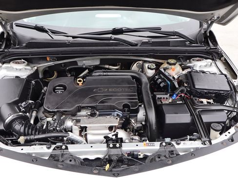 Used 2017 Chevrolet Malibu LT FWD image 39